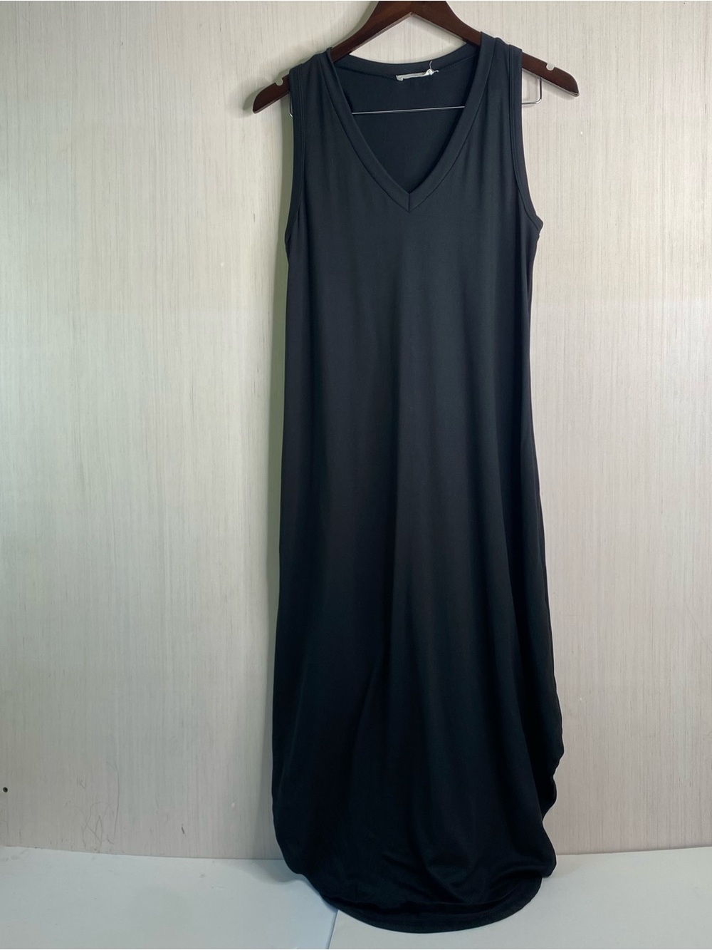 Entro Women’s Sleeveless V-Neck Black Maxi Curved Hem Jersey Knit Dress Small